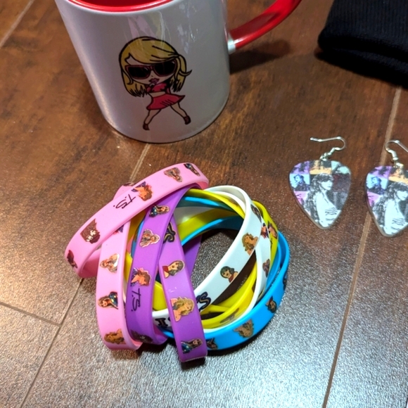 Taylor Swift Swiftie Bundle - Picture 11 of 16